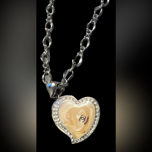 🔥🔥BEAUTY Chanel pendant ONLY stumped in the front 🔥🔥w dust bag - Picture 6 of 8